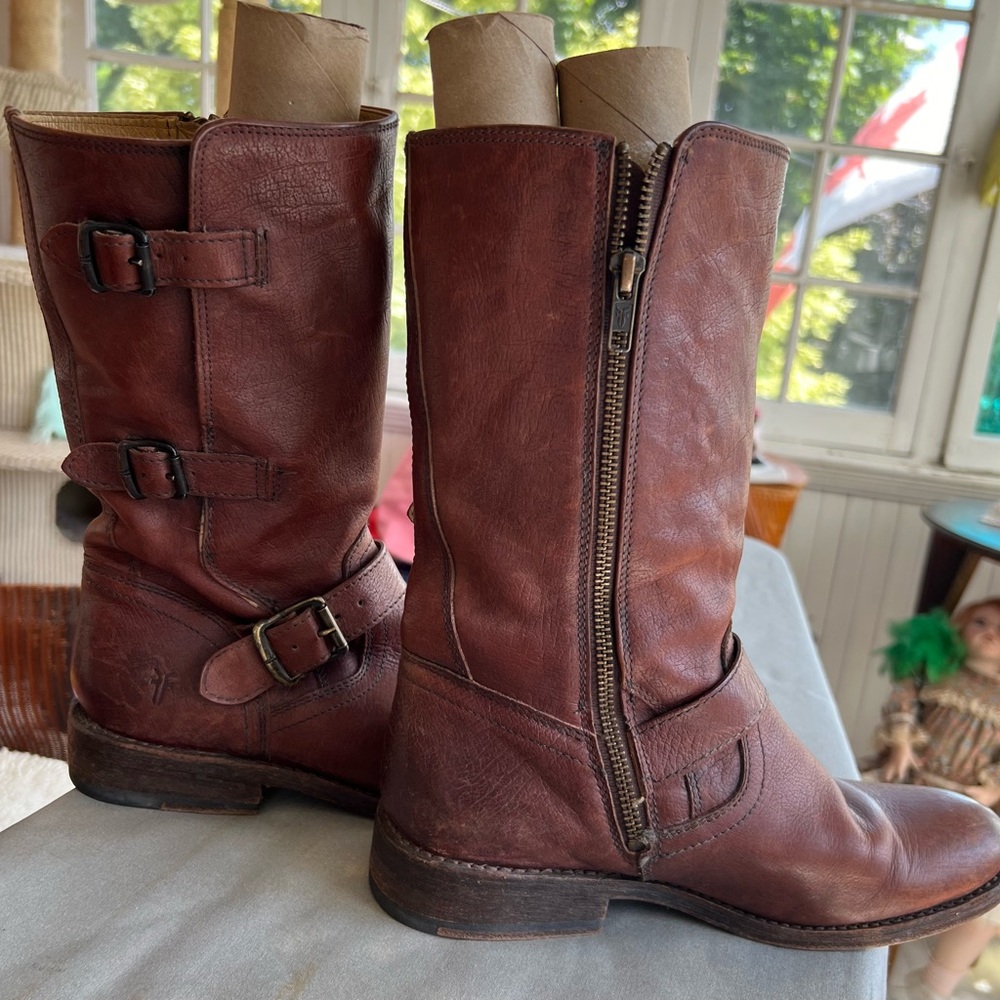 FRYE Veronica ? 3 buckle low boot. Zip up. Cognac colour.  Made in Mexico.